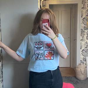 Dope oversized tee from Uniqlo with Keith haring print on. Only tried on about 2 times. Price negotiable if quick (original 200kr)