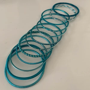 12 blåa armband - 12 Metallarmband i blå och silver, ej använda