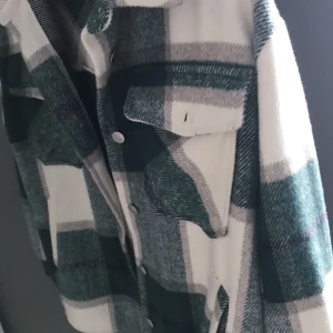 Populär jacka - Säljer nu denna jacka som jag köpte av en tjej på Plick, den är väldigt lik jackorna från Zara💕 100kr + frakt💕