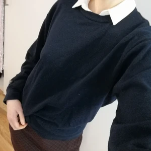 Marinblå preppy tröja - Fin mörkblå tröja av märket Krone. Preppy och stylish, den är oversized på mig som har small eller medium vanligtvis, så skulle säga att den passar xs, s, medium och ev large beroende på hur stor man vill ha den (står ingen storlek i). Använt skick men fortfarande fin. Fraktas eller hämtas i Hökarängen. 