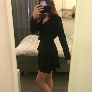 Svart jättefin klänning från Nelly!✨ - superfin klänning med volang, använd två gånger!✨ sälj då den tyvärr inte kommer till användning🤍 nypris 500kr, frakt tillkommer✨