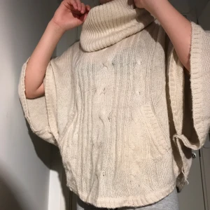 H&M stickadtröja S - Tröjan är as mysig för kvällar inne. Den har fickor och passar jättebra, har dock aldrig använt den då det är as varmt hem hos mig konstant