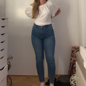 Jeans  - Blåa jeans från Gina tricot i modellen Molly. Det är storlek L men som ni ser är dom väldigt strechiga och på bilden ser ni hur dom sitter på mig som vanligtvis har M i jeans. Köparen står för frakt (62kr)