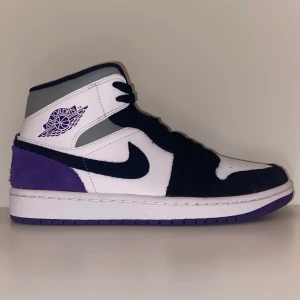 Jordan 1 mid - Jordan 1 mid men. Skorna är helt nya och aldrig haft en fot i sig. Skorna är eu42,5 och us9, med skorna medföljer självklart orginalboxen och kvitto. Buda från 1300 med minsta höjning på 50kr eller köp direkt för 1600. Jag kommer uppdatera buden i kommentarerna så att alla ser. Jag fraktar eller möts i Stockholm mvh herbert