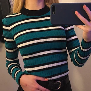 Stickad tröja Gina Tricot - Superfin turkos långärmad ribbstickad tröja från Gina. Väldigt skön, lagom varm och med hög krage. Väl använd men ändå i nyskick. Färgen har hållit sig lika fin genom alla tvättar. I de svarta ränderna samt kragen glittrar den lite. Strl xs men väldigt stretchigt material så passar säkert även S❤️