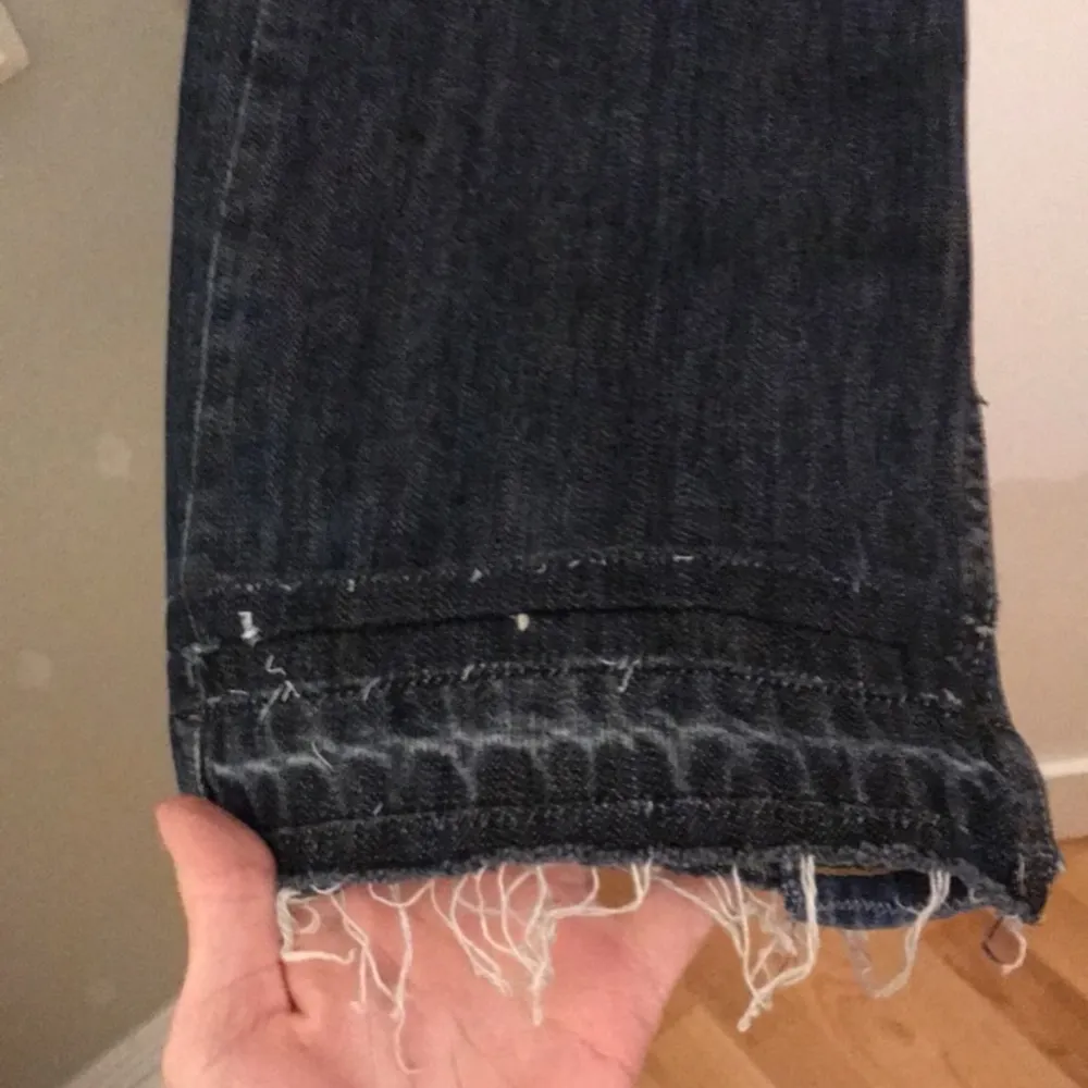 coola dior jeans lågmidjade fett nice wash har sprättat upp sömmen längst ner så att dem är längre samt gjort att dem är mer bootcut. Jeans & Byxor.