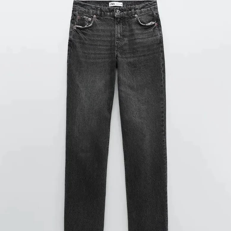 raka populära jeans från zara, men köpte ett par i 34 för dessa var för stora i midjan så säljer dessa. helt nya med prislapp på nypris 399🤎. Jeans & Byxor.