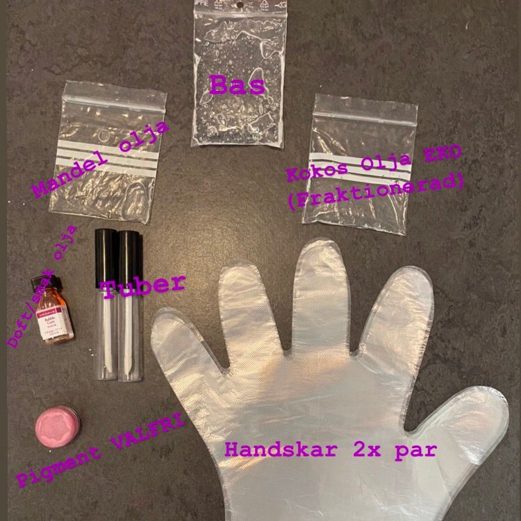 ✨Gör det själv läppglans kit!✨ Allt du behöver för att göra dina egna läppglans!❤️👄🥳 Gör detta för att jag inte tycker att det är kul längre, ser ej att andra gör kit här heller så tänkte att jag kan börja göra det!🥰✨👄 Varje kit innehåller: •Läppglans bas (neutral) •Mandel olja (söt) •Fraktionerad kokosolja EKOLOGISK •Pigment (valfri färg) •Doft/Smak olja (godkända) •Tuber (2 stora elr 3 små) •Handskar 2 par 🥰I LAGER: 2/3 med små tuber~0/1 med stora tuber Priser: Små tuber= 65kr💖👄 Stora tuber: 75kr Fraktfriare: Små tuber=48kr Stora tuber=48kr🛑OBS!🛑 ENDAST TÄNKT ATT DU GÖR SJÄLV ELR MED EN KOMPIS! OM DU SKA GE BORT TILL FAMILJ ANVÄND MINSKYDD OCH UPPSATT HÅR SAMT DISINFEKTERA ALLT! OM DU GÖR SJÄLV BEHÖVS EJ DETTA!❤️ Recepten på hur du gör läppglansen skickar jag över endast efter betalning från köpare pga att det blir fler och fler som gör läppglans och vill ej sprida mina recept hur som helst☺️💖 . Accessoarer.