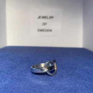 Ring med hjärt motiv - En ring i metal, ser ut som silver.