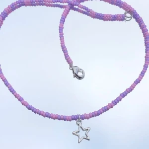 Rosa/ lila pärlhalsband  -   Gulligt, handgjort rosa/lila pärlhalsband med stjärnberlock🤩