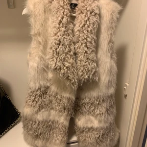 Fyskpäls från Hm - Säljer nu denna fina fuskpäls från Hm.  Använd väldigt sparsamt och i fint skick. Storlek XS/S. Bud från 90kr