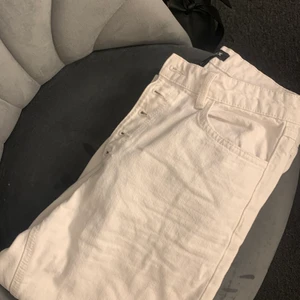 Vita raka jeans  - Ifrån lindex! Bra skick! Går ner till fötterna på mig som är 167!