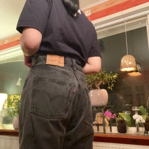 Vintage Levi’s jeans - Köpta på Plick, men är för stora. Är 154 cm och mitt midjemått är ungefär 69-70 efter att ha ätit. Måttet i midjan på byxorna är 76 cm, och insidan av benet är ca 66 cm. Köparen betalar frakt (63 kr)! Budgivning om fler är intresserade.