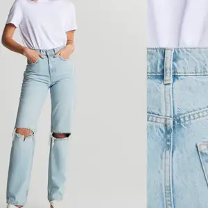 Helt nya 90s jeans med slitna knän✨ Nyköpta och helt oanvända, prislappen är kvar. Jeansen är blåa och har en hög midja. De har en 90-talsinspirerad, rak passform och en längre benlängd. Passar för dig som är 176 cm eller längre. Buda privat från 400kr och uppåt💙