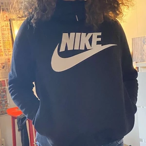  Nike hoodie  - En svart Nike hoodie med fickor och luva, Kontakta mig för mer info:)