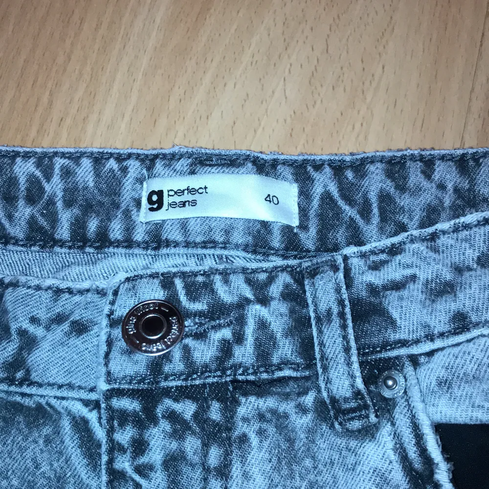 Gråa Mom jeans från Gina tricot storlek 40 men skulle säga att dem passar personer med 38, dem är använda ett fåtal gånger. Dem är i bra skick. Säljer dem för 300kr eller buda! Köparen står för frakten. Buda eller köp direkt för 300kr plus frakt! . Jeans & Byxor.