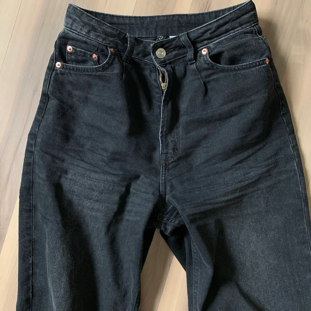 säljer nu mina älskade svarta momjeans jeans då de inte kommer till användning mer eftersom jag skaffat nya. de är från H&M och fortfarande i nyskick ☺️ de köptes för 300kr. de sitter lite oversized på mig som vanligtvis har strl 32/34, men de passar även en 36 beroende på hur man vill att de ska sitta! Är 160 och de är för långa för mig :) (köparen betalar frakten). Jeans & Byxor.