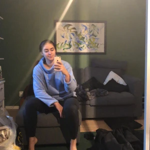 Blå mys tröja - Superskön mysig ljusblå hösttröja, knappt använd och perfekt nu när det börjar bli kallare! Fler bilder kan skickas vid fråga!