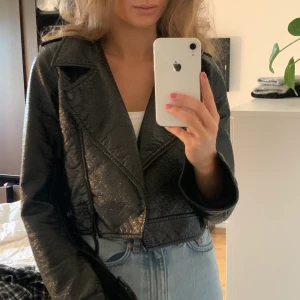 Skinnjacka - Sjukt snygg lite croppad skinnjacka från hm. Använd men i mycket bra skick, som ny! Strl 38 men mer som en 34.