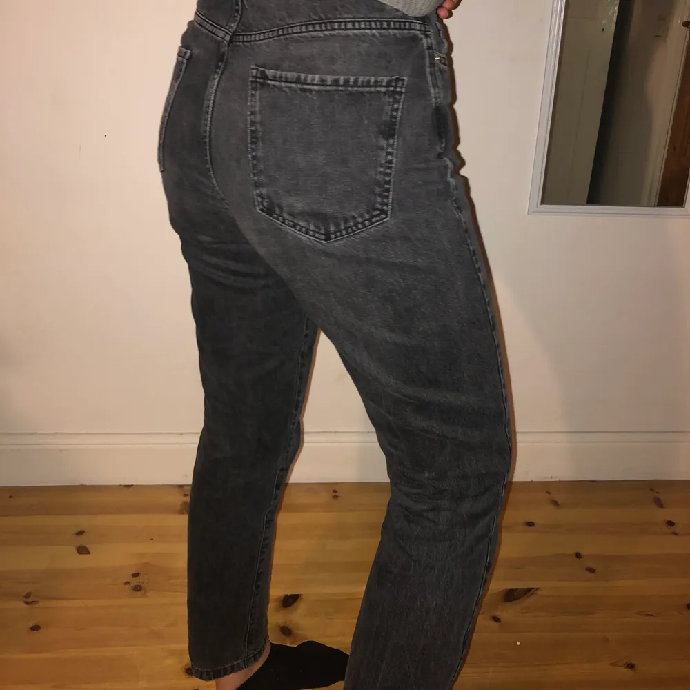 Svarta jeans köpta här på Plick men från Gina tricot. Stl 38. Säljer pga för stora. Frakt tillkommer. Jeans & Byxor.