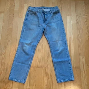 Levis Jeans - Blå levisjeans i bra skick.