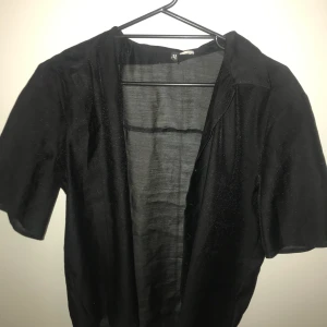 SÖT SKJORTA - svart,genomskinlig skorta, söt och passar till allt storlek S men passar på M också’