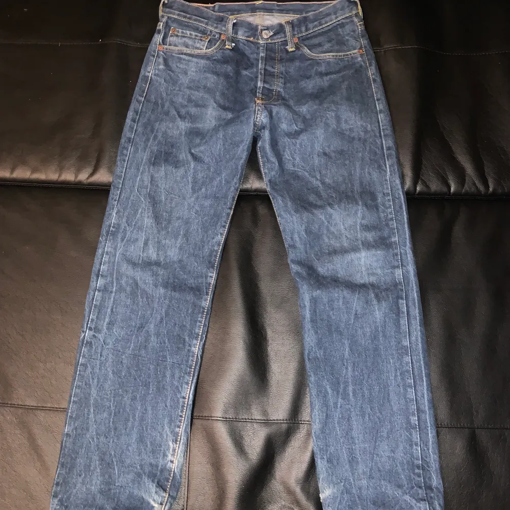 Vintage Evisu jeans som sitter snyggt och ligger bra över skorna, broderad logga över båda bakfickorna, lite småslitna men väldigt bra skick. Jeans & Byxor.