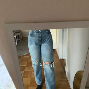 FÖLJ MIN INSTAGRAM FÖR MER KLÄDER!! @aalexxcloset 🤍Populära jeans från Gina  💜 Str 44 🤍 Knappt använd 💜 200kr (nypris 600)
