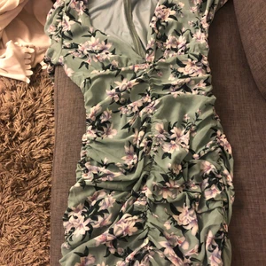 Sage green floral print chiffon ruched - Den var för liten har aldrig har haft på mig den. Den i jätte fin och bra färg 