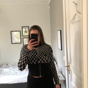 Långärmad tröja från Monki  - Långärmad tröja med mönster och dragkedja. Lite croppad. Aldrig använd. Storlek S