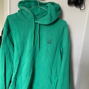  Hoodie  Storlek M - Köpte hoodie för ca 1 år sedan men har använd den ett fåtal gånger. Den har en jättefin grön färg men tycker bara inte att den passar mig. Jag skulle säga att storleken stämmer in på hur den sitter på mig. Jag är en M/L och tycker att den sitter bra. Original priset är 250kr från Åhléns. Cheap Monday tycker jag är ett bra märke det är slitstarkt och håller länge utav egna erfarenheter. Du står för frakten:)