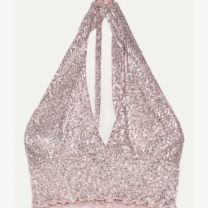 Glittrig Topp - Super snygg fest topp från Bershka, helt ny o oanvänd. Lappen sitter fortfarande kvar. Liten i storleken så skulle säga att den passar en XXS-XS. 150+frakt