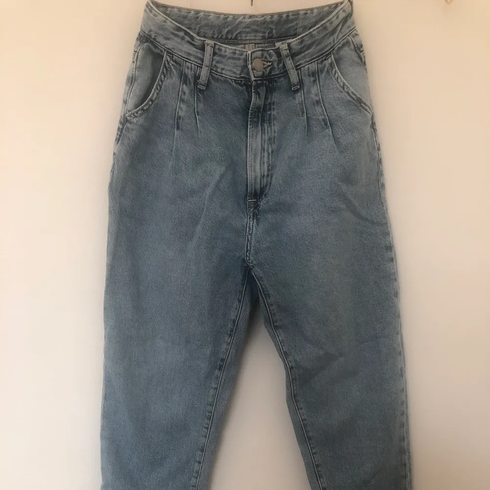 Mom jeans från H&M väldigt finna och väldigt bra kvalitet. Storlek 34. Jeans & Byxor.