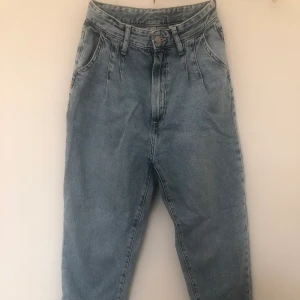 Jeans H&M - Mom jeans från H&M väldigt finna och väldigt bra kvalitet. Storlek 34