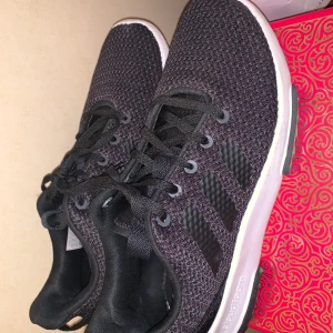 Adidas skor - Svarta Adidasbyxor skor, endast testade. Strl 37 