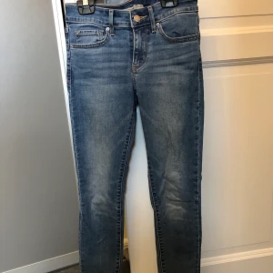 Levi’s jeans - Blåa Levi’s jeans i storlek 24, i modellen skinny säljes. Väldigt fint skick, inte mycket använda!  