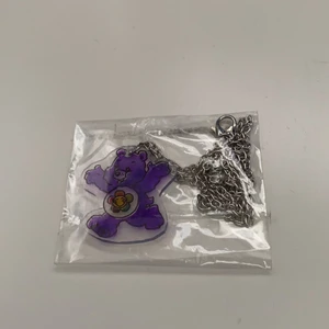 Halsband - Oanvänt halsband med lila carebear! Jättefint 