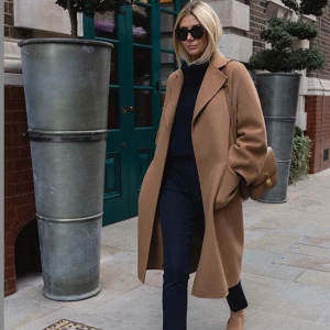 The Curated classic camel coat xs -small pure wool cashmere kappa rock   - Nästan ny kappa från the curated nypris ca 4600 kr inkl frakt se the curateds hemsida för mer info!  Passar stl sxs som oversized och small ngt mer fitted. jag är mellan xs-small men gillar den lite mer oversized. se bild 3. för referens är jag 159 cm och väger ca 52 kg. Kan lätt ha en tjock tröja under!  fantastisk kvalitet säljer enbart för att jag vill ha en annan frpn samma märke och behöver sälja denna för att sponsra min andra. Kappan är som ny och har inga defekter! 