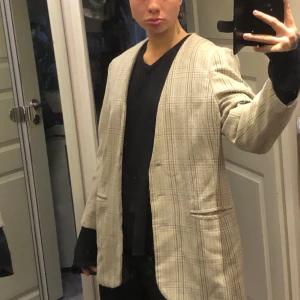 Ljusbeige kappa - Farmors gamla vackra kappa i beige å grönt! 