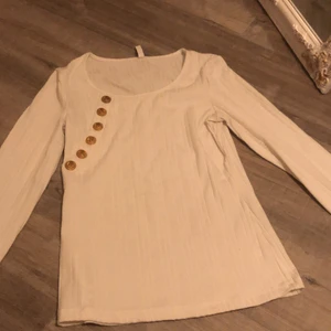 Fett fin vit tröja från Chiara Forthi🤍  - Säljer denna vita tröjan för chiara Forthi för 60kr +Frakt 🤍🤍🤍 köpte den på bubbleroom 