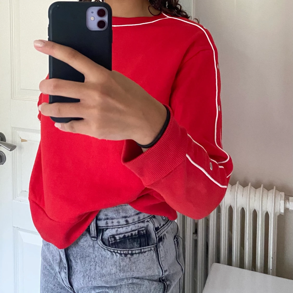 Röd tjocktröja med vita linjer - 90