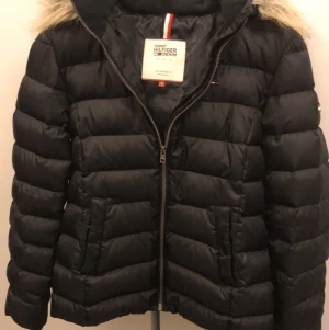 Tommyhilfiger jacka - Jag säljer min Tommyhilfiger jacka. Den är i fint skick och knappt använd. Nypris 2000kr, köparen står för frakten! Skriv för mer bilder på💖