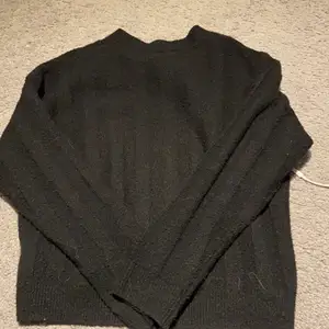 Skön svart stickad tröja från monki! 