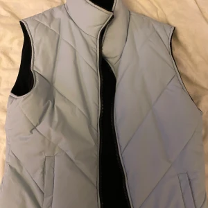 Väst - Super fin ljusblå väst som man kan vända på så den blir svart också, köpt på second hand 