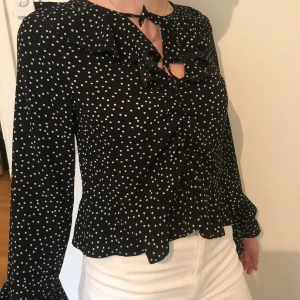 Prickig blus - Svartvit Prickig blus från new yorker, använd 2 ggr. Strl s, köptes för ca 200 kr säljes för 80kr + frakt eller buda.💫