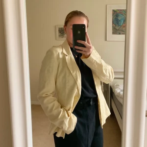 Kavaj/ blazer - Snygg ljusgul blazer/ tunn kavaj i bra skick, använd fåtal gånger. Storlek 40. Från Vero Moda.