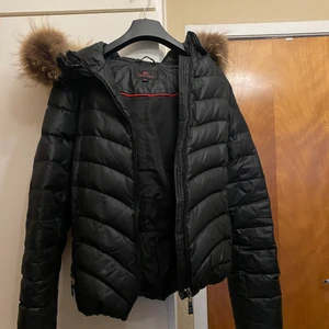 Vinterjacka Chelsea S/M - Säljer min jacka som jag använde förra vintern, stl är 40 men jag tycker mer att den är s/m är 160cm och den satt utmärkt på mig. Kan mötas upp, men köparen står för frakten. Fler bilder skriv till mig! Köptes för 2000kr. Kan gå ner i pris vid snabb affär