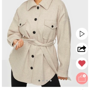 Kappa - En beige kappa från nelly, storlek 34 men lite stor i storleken, knappt använd. Köpt för 699