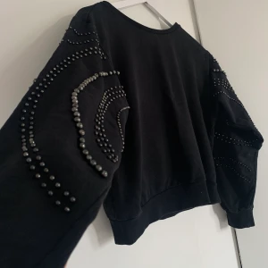 Svart sweatshirt - Säljer denna snygga tröja strl xs. Fint skick! Pris + frakt