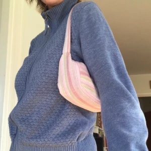 Så söt baguettebag - Söt baguettebag som jag sytt själv🥰 Har innerfoder, dragkedja och ett litet fack som är perfekt till nycklar eller hörlurar ;) Väskan är fylld på bilderna❤️ FRI FRAKT :)